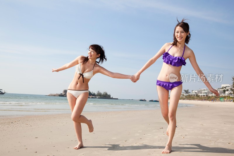 年轻女人在海边度假