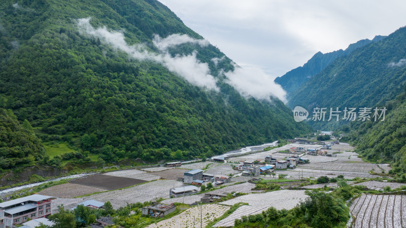 川西阿坝理小路自驾途中的理县朴头镇罗沟村