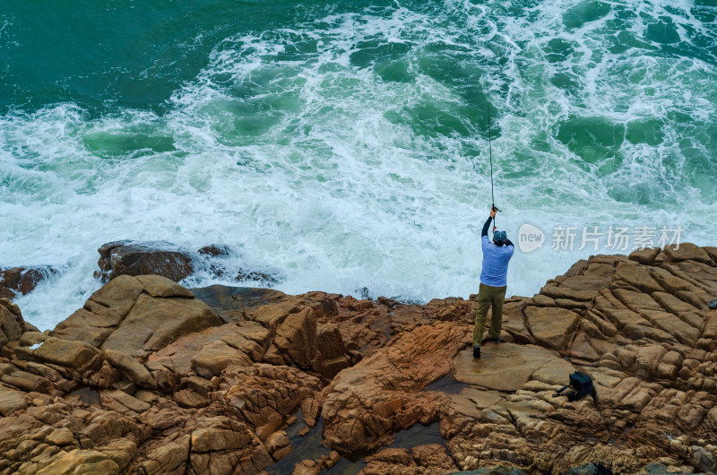 青岛小麦岛海边的钓鱼者