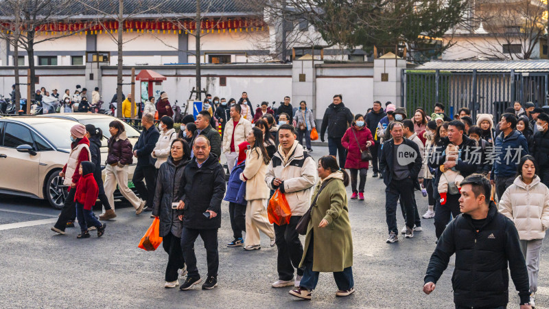 街道上人群聚集行走的场景