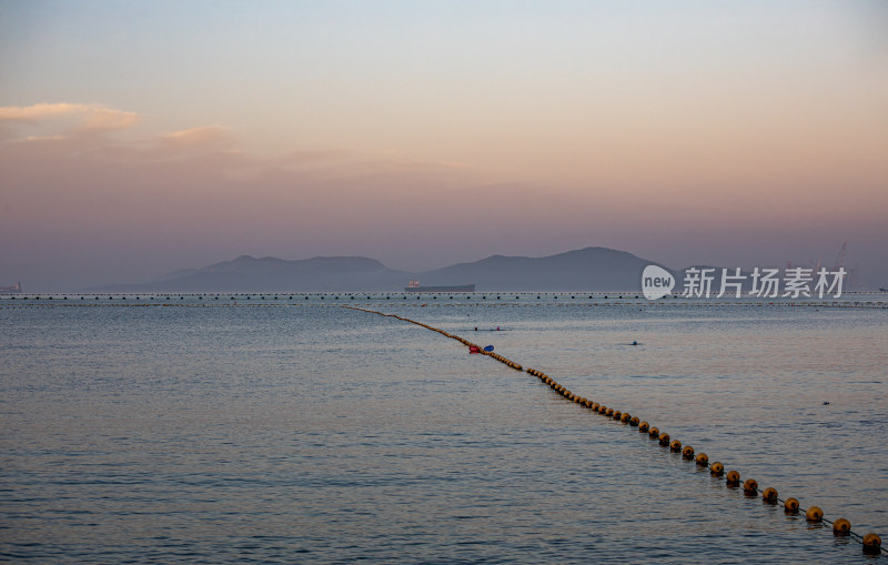 青岛信号山公园红瓦绿树碧海蓝天黄昏日落