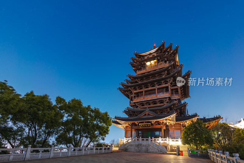 夜晚古建筑塔楼及周边环境景象