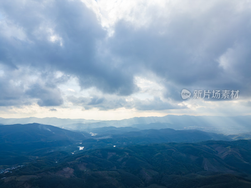 壮阔山脉上的云层与阳光交错景象