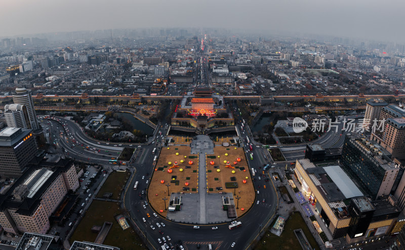 雾霾下的陕西省西安市永宁门城墙航拍全景