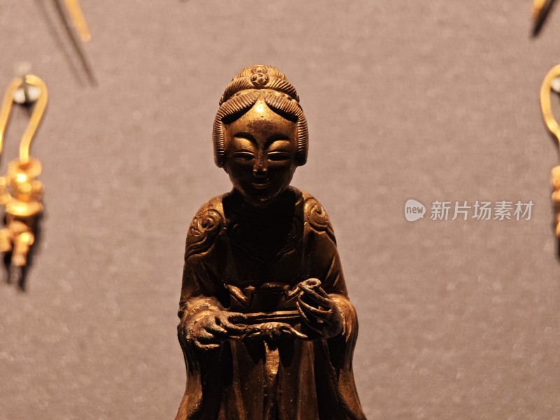 古代女性人物铜像特写