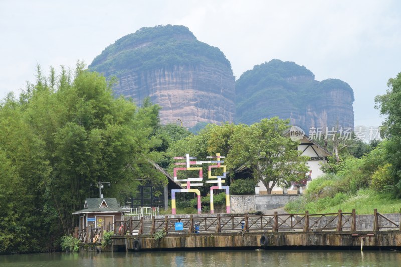 广东韶关：水上丹霞游船锦江沿岸风景