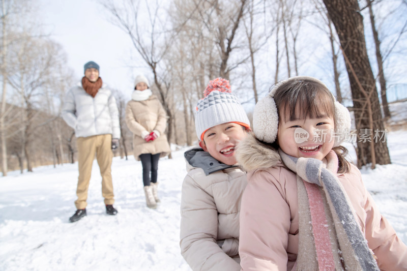 欢乐家庭在雪地上玩雪橇