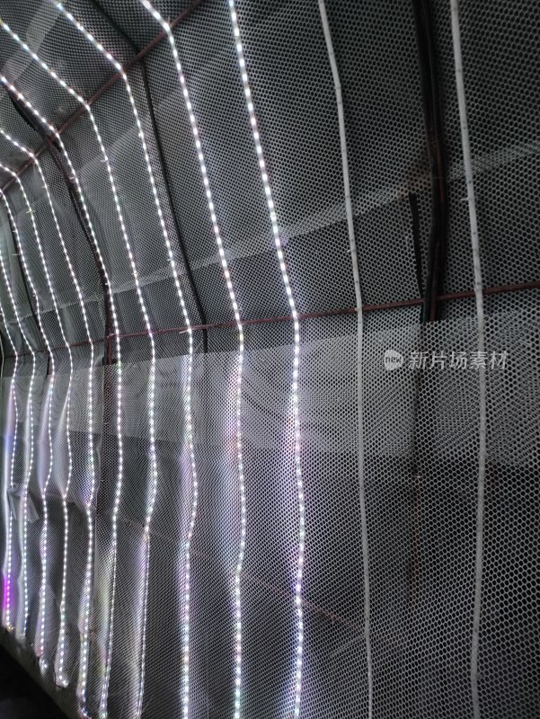 宣汉县巴山大峡谷带发光线条的网状建筑结构