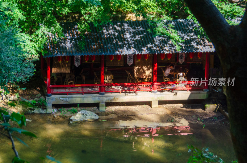 陕西秦岭辋川溶洞中式水边茶亭休憩场景