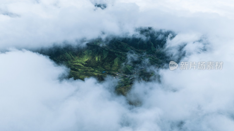 穿云拍摄桂林高山地区云雾下的村庄和田园