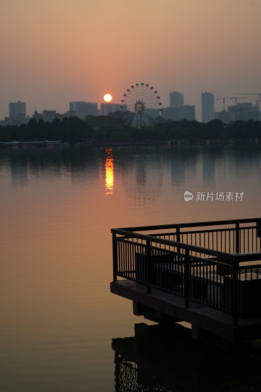 日落拍摄湖边广州摩天轮日落