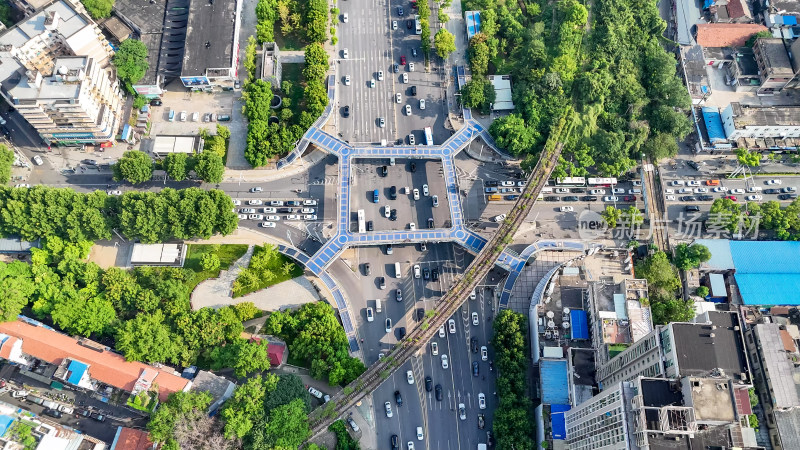 湖北武汉城市交通车流行驶航拍图