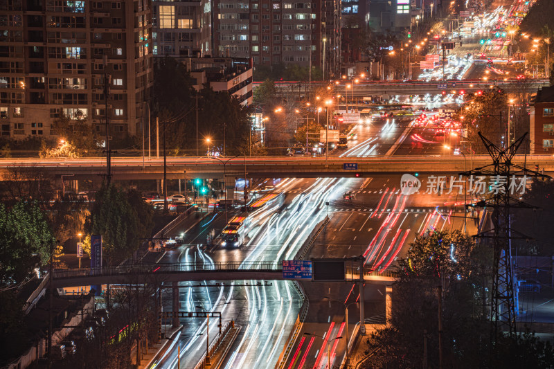 夜晚城市道路车流