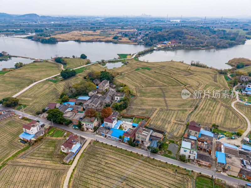 乡村农田与民居航拍景象