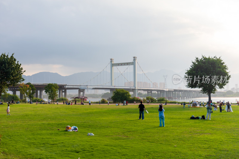 河边草坪人群休闲场景