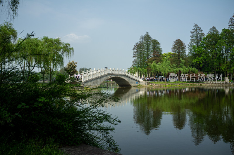 石桥横跨湖面的自然风景