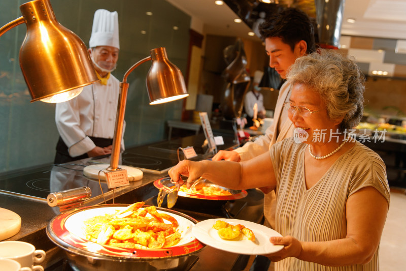 幸福老人吃自助餐