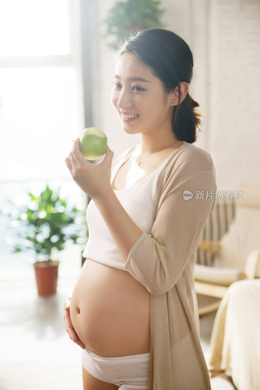 孕妇正在吃苹果