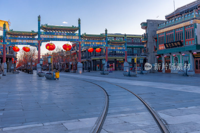 挂红灯笼的北京前门大街牌坊
