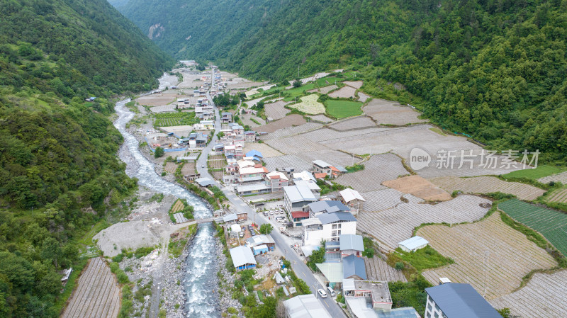 川西阿坝理小路自驾途中的理县朴头镇罗沟村