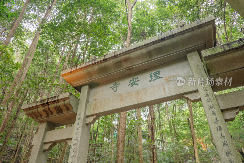 杭州理安寺-林间的寺庙牌坊