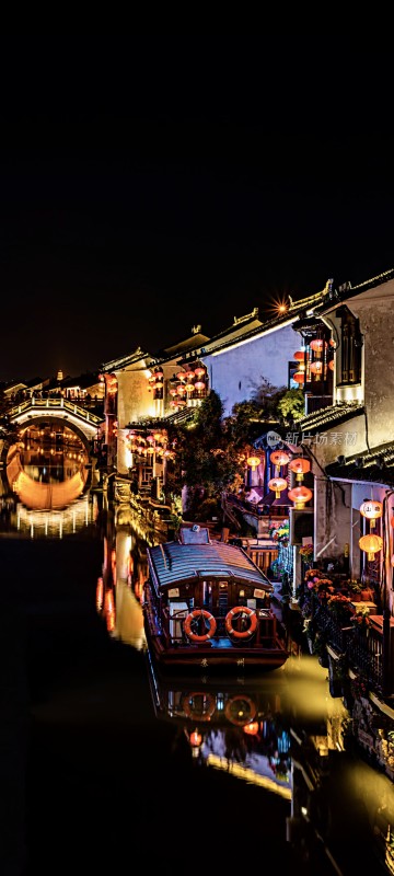 水乡古镇夜间河道风景