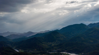 日落时耶稣光照在群山的美丽风景