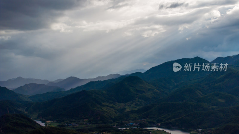 日落时耶稣光照在群山的美丽风景