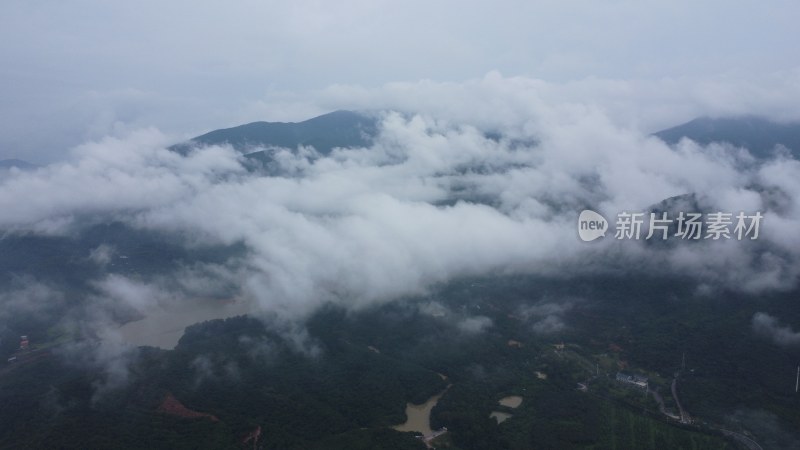 广东东莞：雨后银瓶山上空出现云海