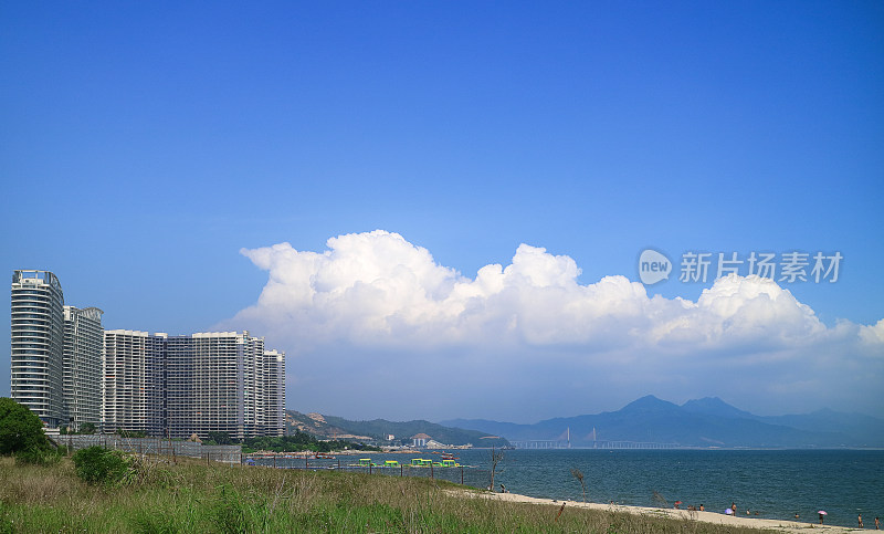 海边的建筑以及自然景观