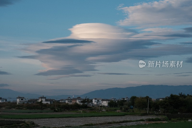 乡村田野与天空景观