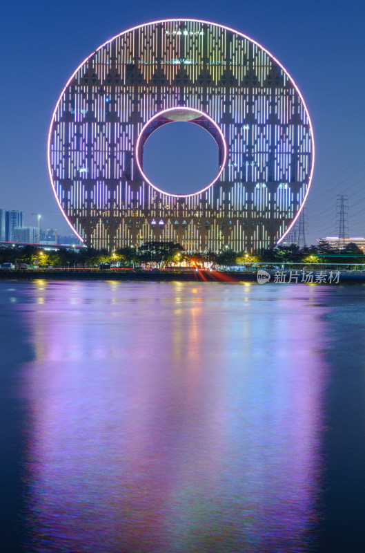 广州圆大厦与珠江岸城市建筑夜景灯光