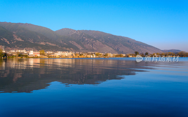 云南大理洱海湖泊清晨水面自然唯美风光