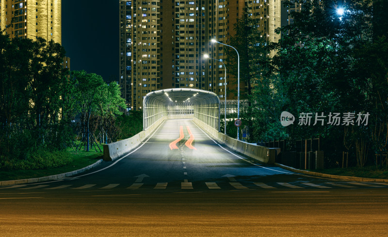 夜晚城市交通中的立交桥