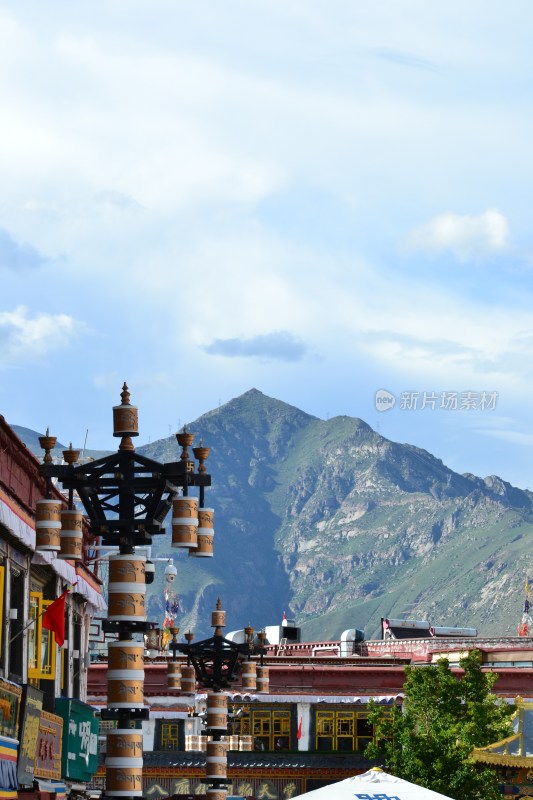 藏式建筑与远山风景