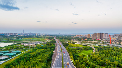 傍晚成都绕城高速与桂溪湿地公园