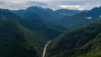 河流穿过山谷 唯美自然风景航拍