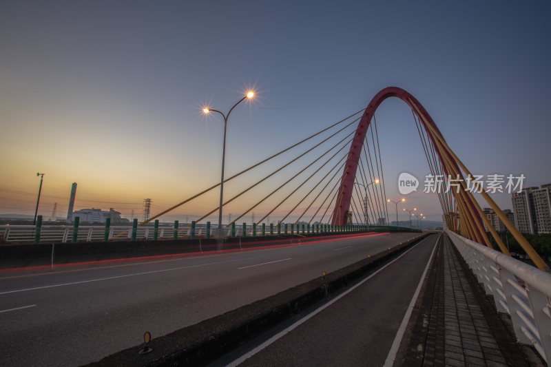 夕阳余晖下的桥梁与车轨，台中乌日斜张桥