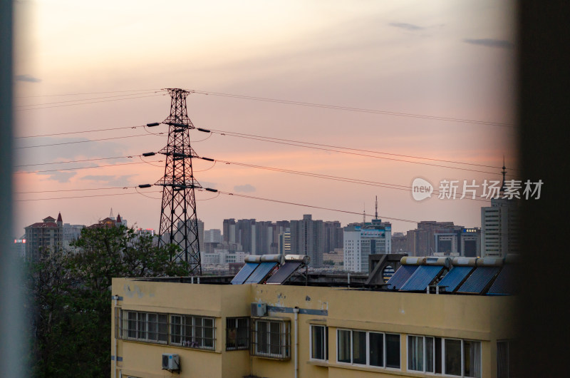 黄昏城市建筑与输电塔景观