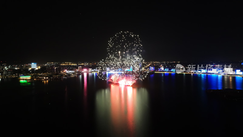 夜空中绽放的绚烂烟花与城市夜景