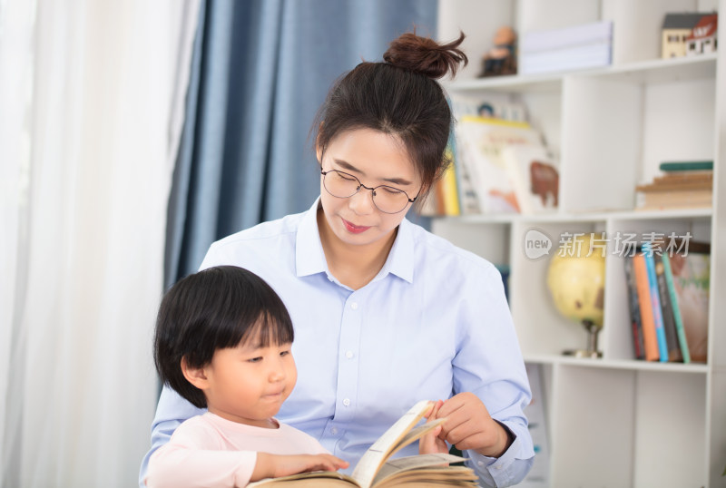 妈妈陪伴女儿成长