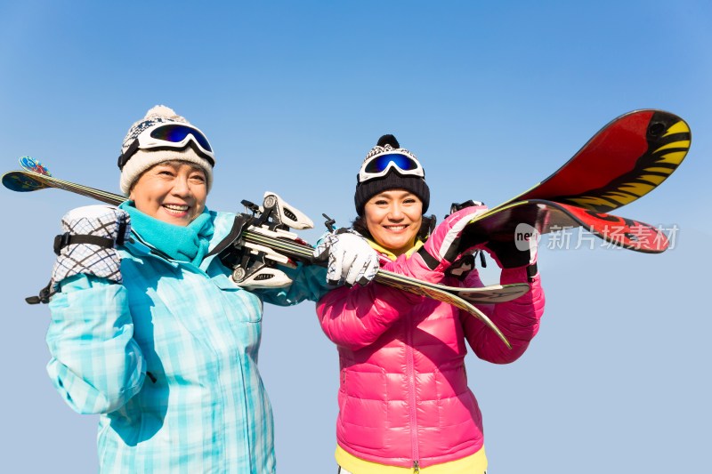 老年人冬季滑雪