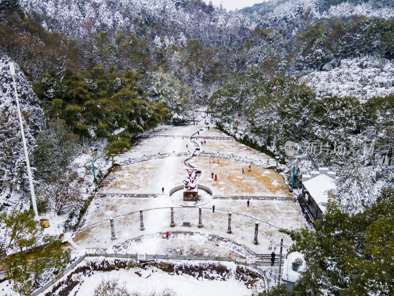 森林冬天雪景航拍摄影图