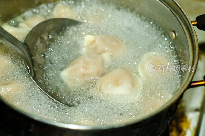 用漏勺去捞锅里的水饺