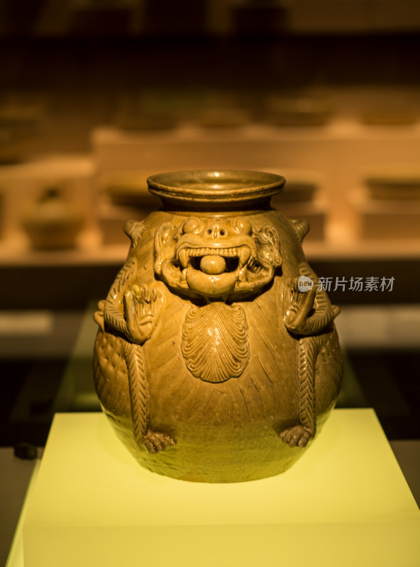 南京博物院镇馆之宝一级文物西晋青釉神兽尊
