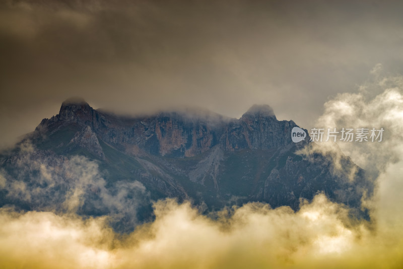 云雾中的森林山峰虎头山