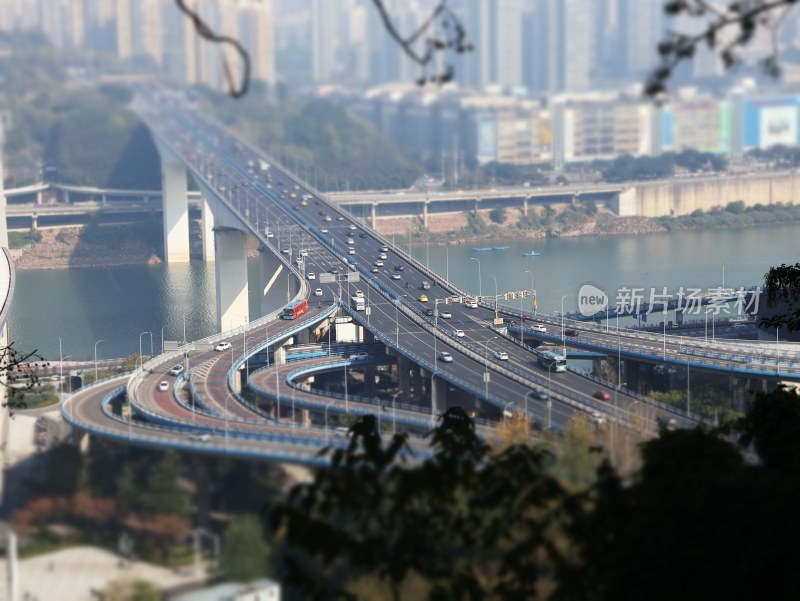 城市跨江大桥上车辆川流不息的景象