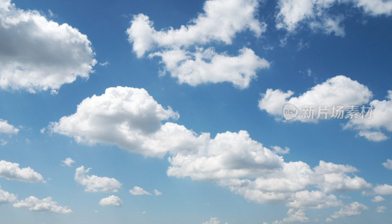 晴朗天气里高空的蓝天白云背景