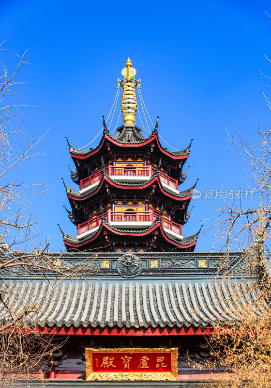 晴朗天空下的南京千年古刹鸡鸣寺