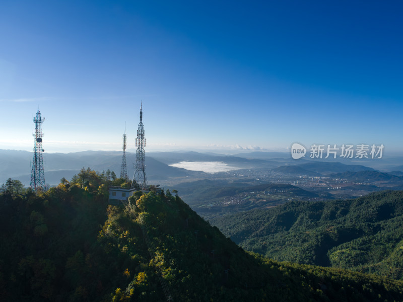 山顶信号塔处俯瞰远处山峦及城镇